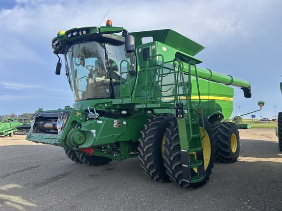 2016 John Deere S670 Equipment Image0