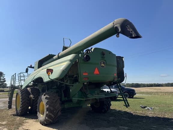 Image of John Deere S670 equipment image 4