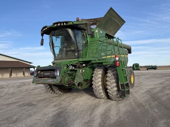 Image of John Deere S670 equipment image 1