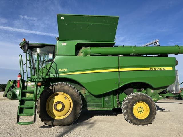 Image of John Deere S670 equipment image 2