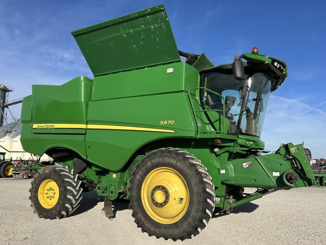 Image of John Deere S670 equipment image 1