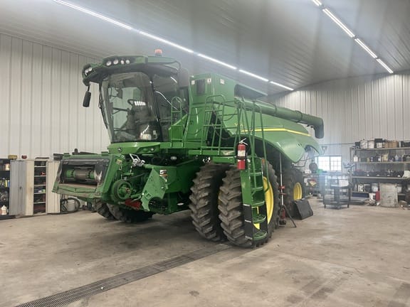 2016 John Deere S670 Equipment Image0