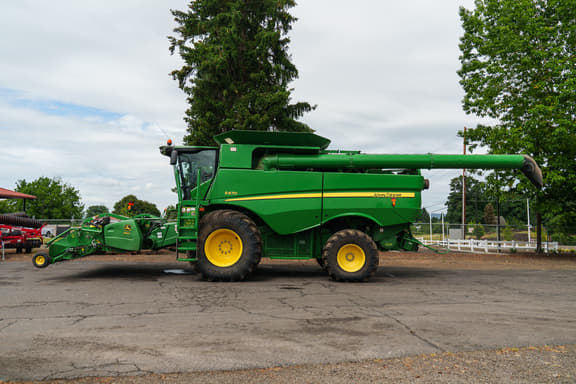 Image of John Deere S670 equipment image 1