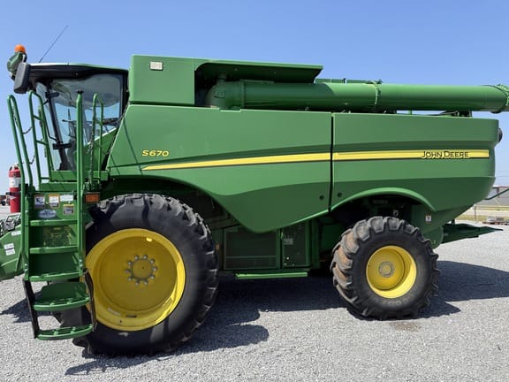 2016 John Deere S670 Equipment Image0