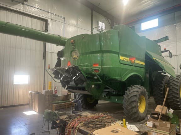 Image of John Deere S670 equipment image 1