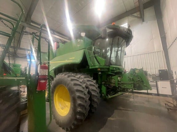 2016 John Deere S670 Equipment Image0