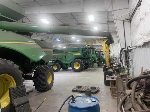 Image of John Deere S670 equipment image 3