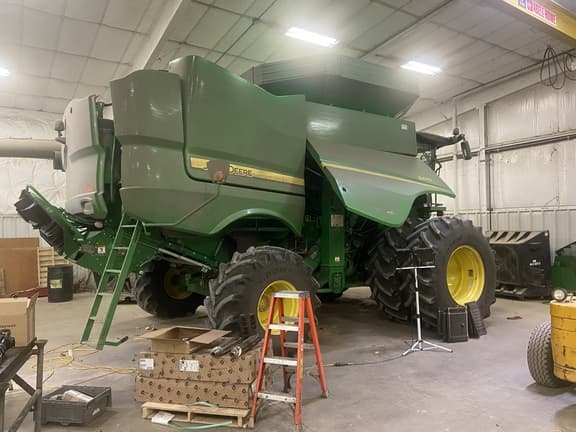 Image of John Deere S670 equipment image 2