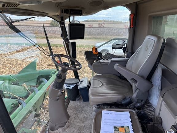 Image of John Deere S670 equipment image 3