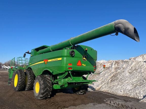 Image of John Deere S670 Image 1