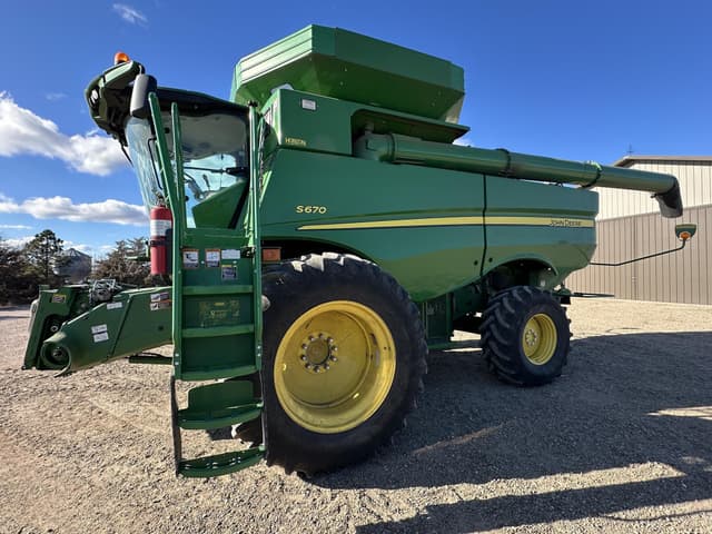Image of John Deere S670 equipment image 3