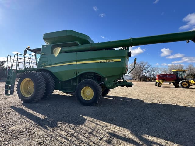 Image of John Deere S670 equipment image 1