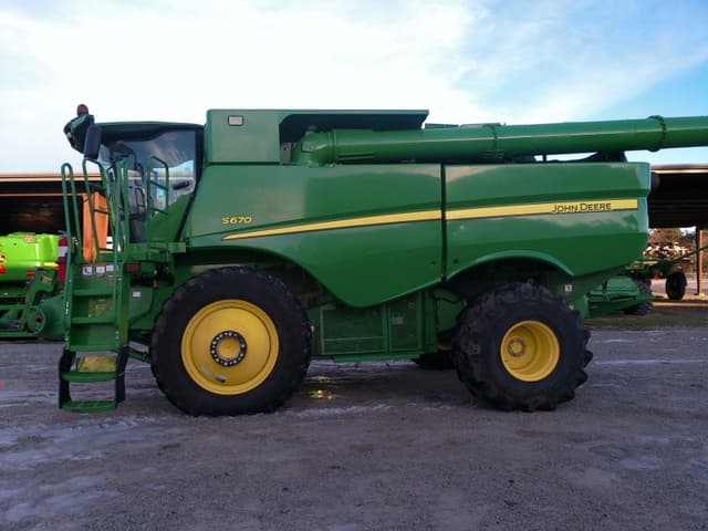 Image of John Deere S670 equipment image 1