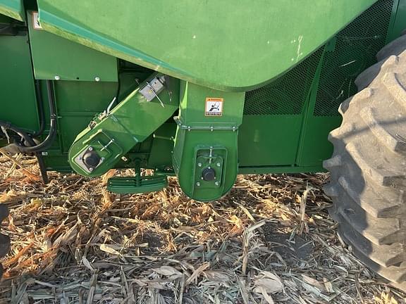 Image of John Deere S670 equipment image 4