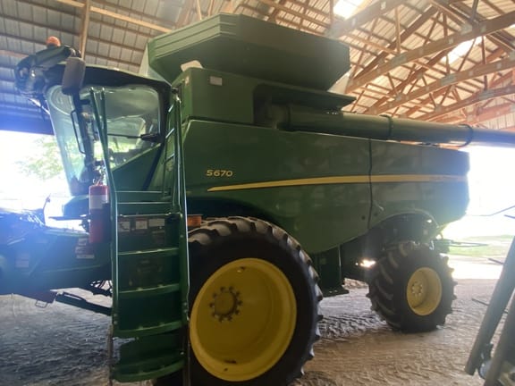 2016 John Deere S670 Equipment Image0