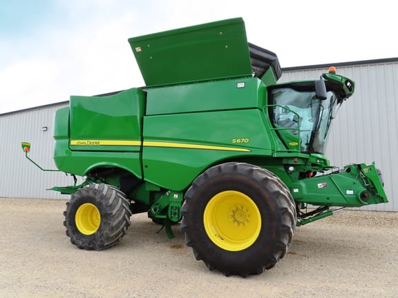 2016 John Deere S670 Equipment Image0