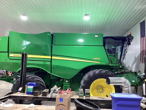 Image of John Deere S670 equipment image 1