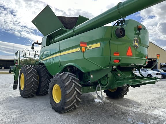 Image of John Deere S680 equipment image 4
