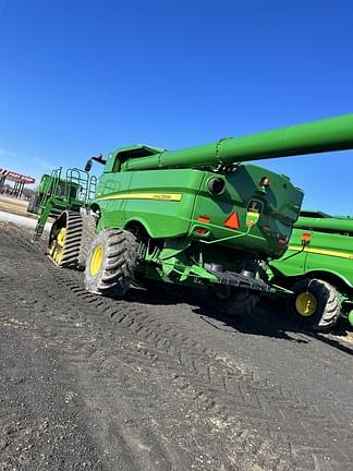 Image of John Deere S680 equipment image 1