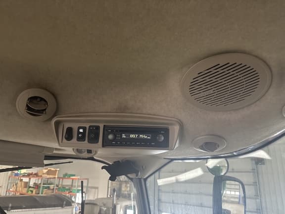 Image of John Deere S680 equipment image 4