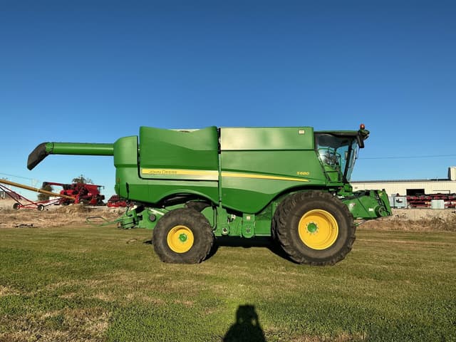 Image of John Deere S680 equipment image 1