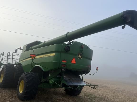 Image of John Deere S680 equipment image 4