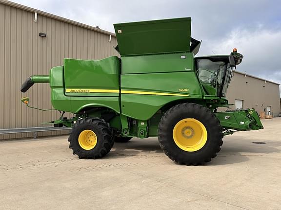 Image of John Deere S680 equipment image 1