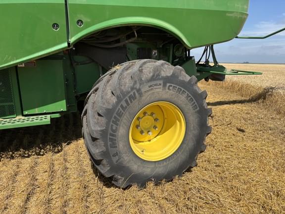 Image of John Deere S680 equipment image 3