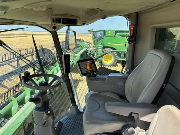 Image of John Deere S680 equipment image 2
