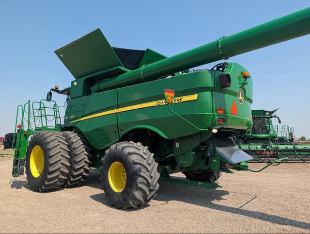 Image of John Deere S680 equipment image 4