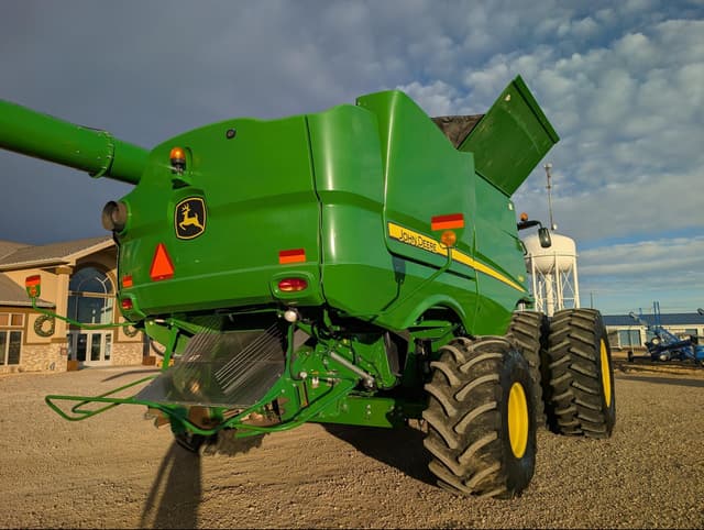 Image of John Deere S680 equipment image 2