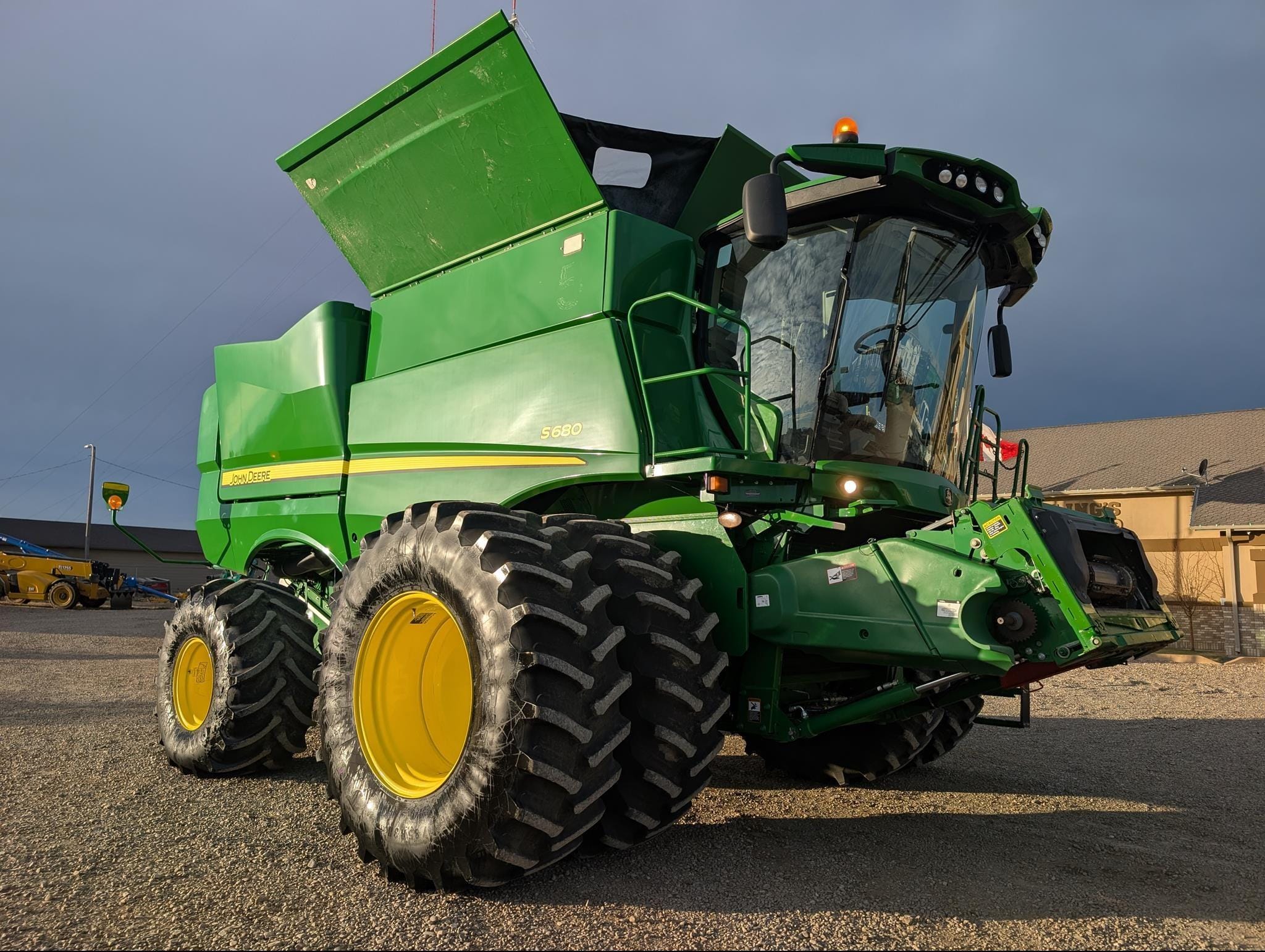 2016 John Deere S680 Equipment Image0