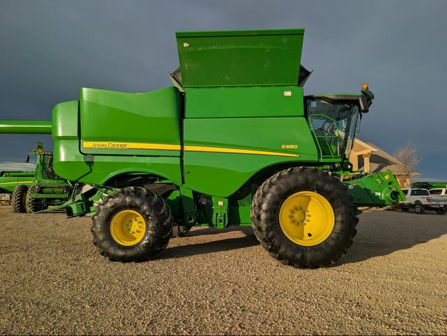 Image of John Deere S680 equipment image 1