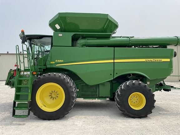 Image of John Deere S680 equipment image 1