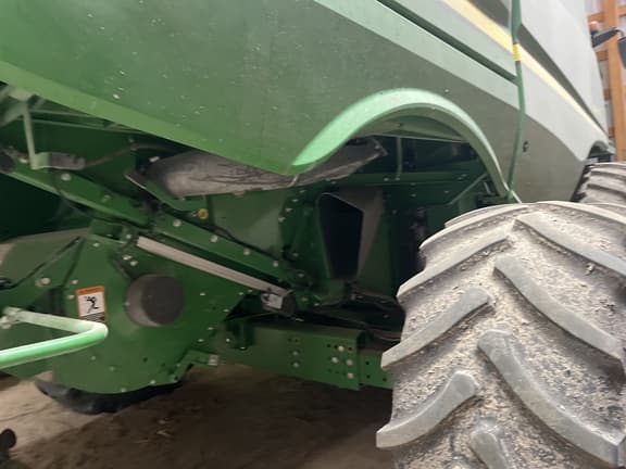 Image of John Deere S680 equipment image 1