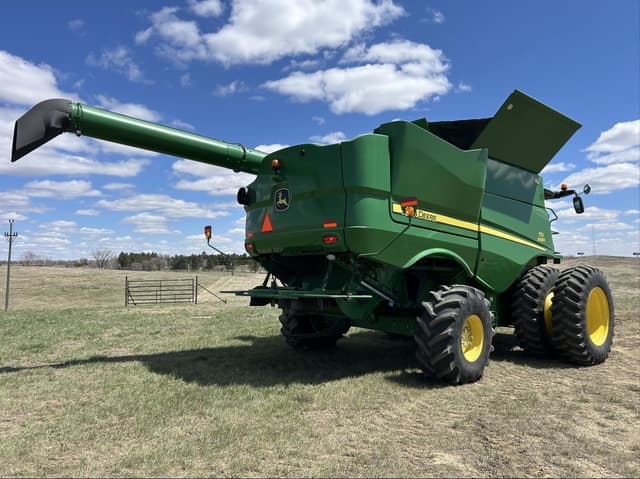 Image of John Deere S680 equipment image 4