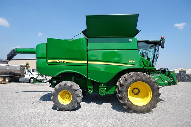 Image of John Deere S680 equipment image 1