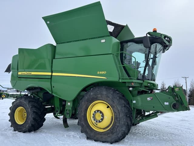 Image of John Deere S680 equipment image 1