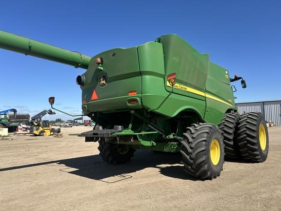 Image of John Deere S680 equipment image 1