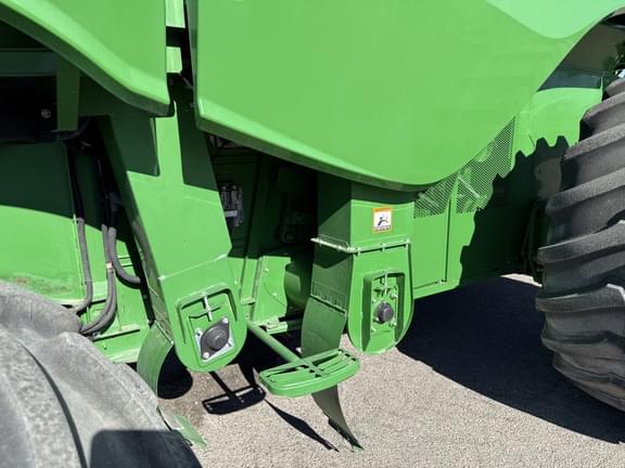 Image of John Deere S680 equipment image 1
