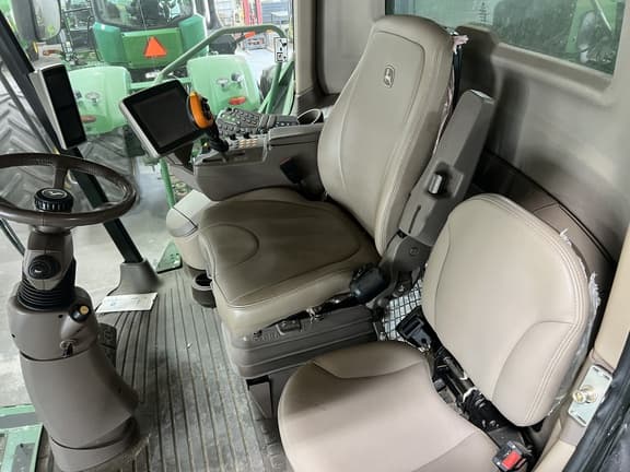 Image of John Deere S680 equipment image 1