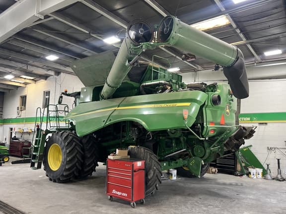 Image of John Deere S680 equipment image 4