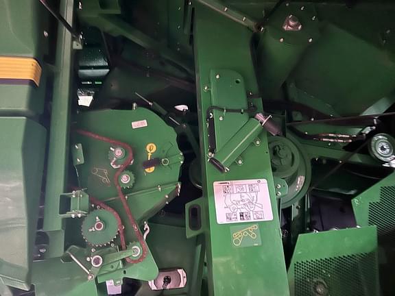 Image of John Deere S680 equipment image 3