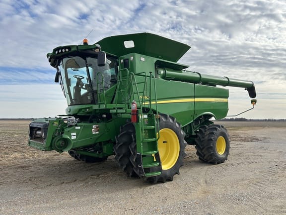 2016 John Deere S680 Equipment Image0