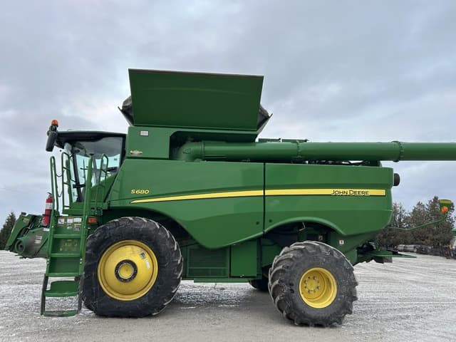 Image of John Deere S680 equipment image 2