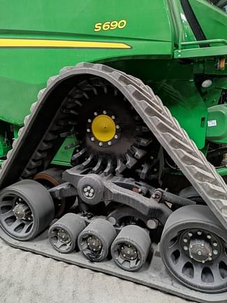 Image of John Deere S690 equipment image 1