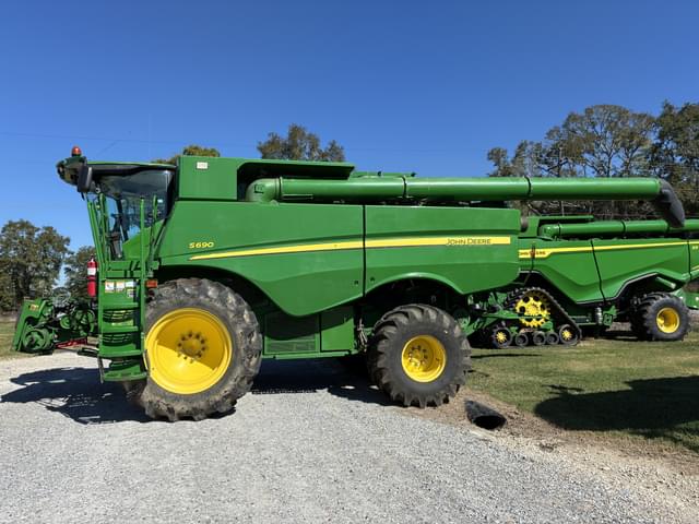 Image of John Deere S690 equipment image 1