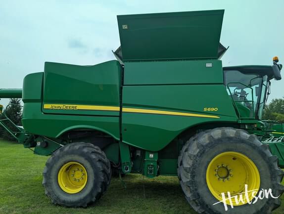 Image of John Deere S690 equipment image 1