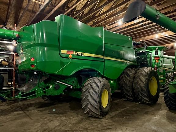 Image of John Deere S690 equipment image 1