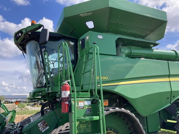 Main image John Deere S690